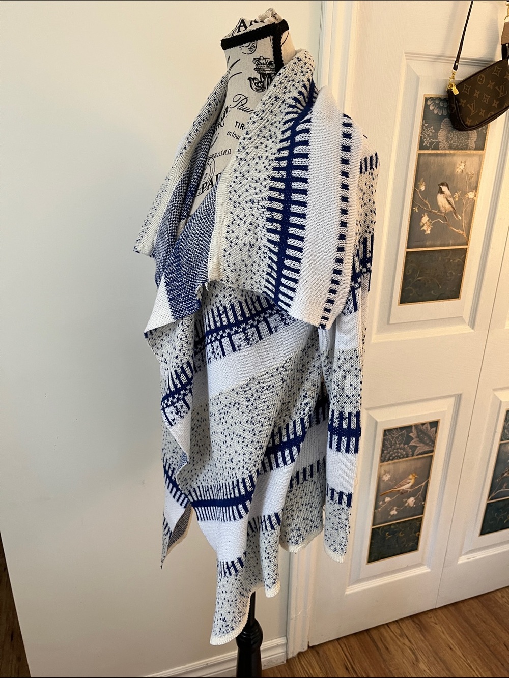 🍎Source Unknown White and Navy Blue Striped Open Front Cardigan - Picture 3 of 9